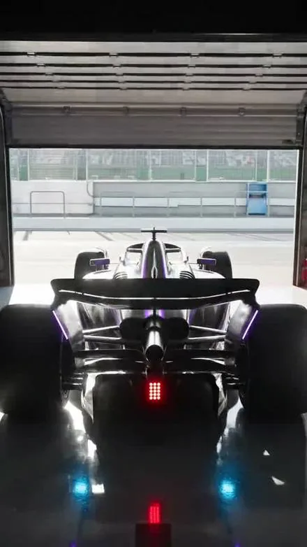 Monoplaza de Fórmula 1 con la marca HEAT en el pit lane