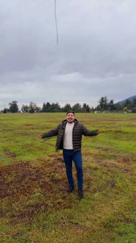 Presentación a cámara en un terreno abierto